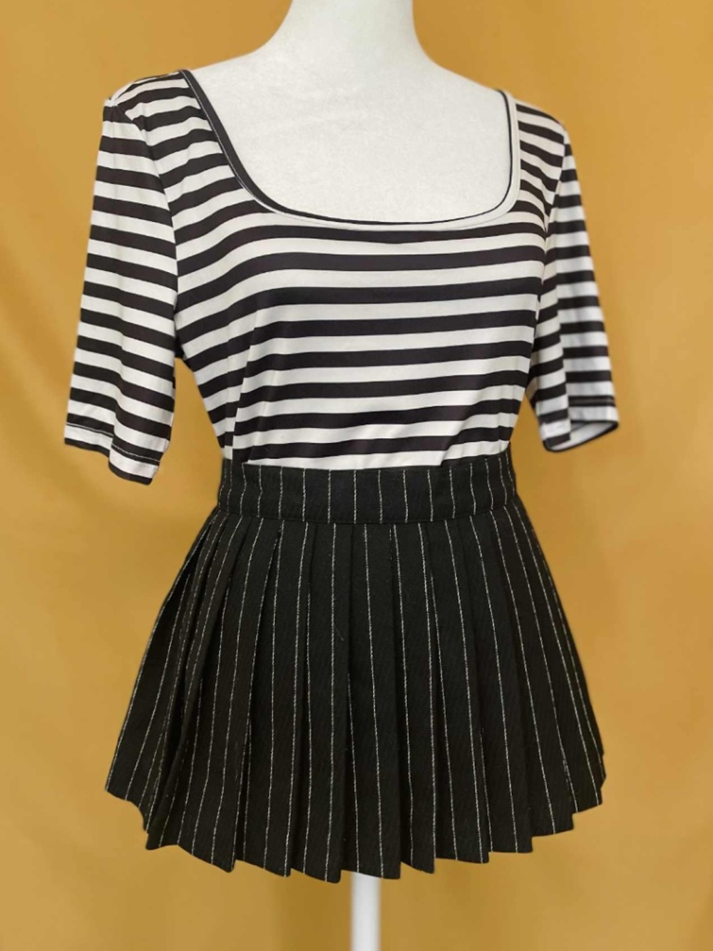 Striped Top Size Medium Black White Fitted Casual Chic Everyday 1/2 Sleeve M